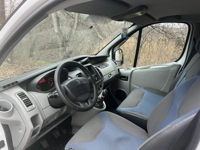 Белый Рено Трафик, объемом двигателя 2 л и пробегом 260 тыс. км за 10600 $, фото 6 на Automoto.ua