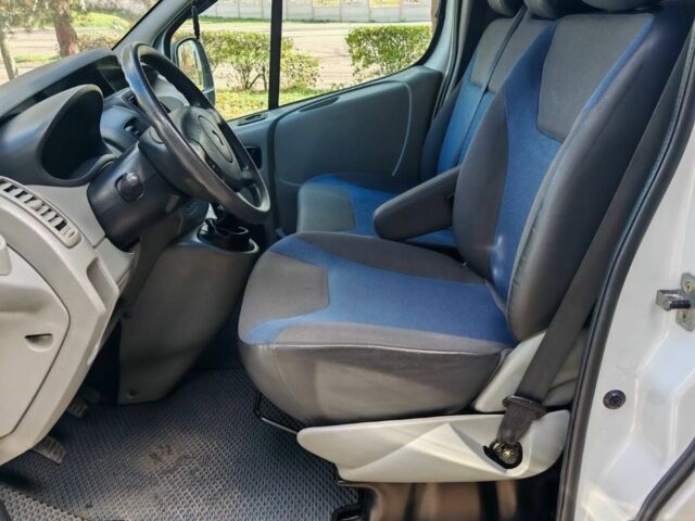 Белый Рено Трафик, объемом двигателя 2 л и пробегом 199 тыс. км за 11900 $, фото 5 на Automoto.ua