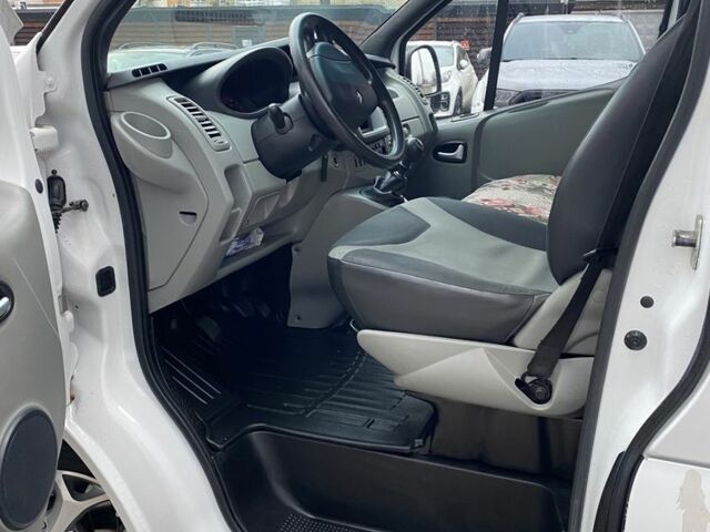 Белый Рено Трафик, объемом двигателя 2 л и пробегом 260 тыс. км за 11300 $, фото 4 на Automoto.ua