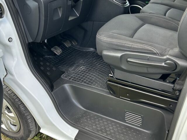 Білий Рено Трафік, об'ємом двигуна 1.6 л та пробігом 210 тис. км за 12500 $, фото 4 на Automoto.ua