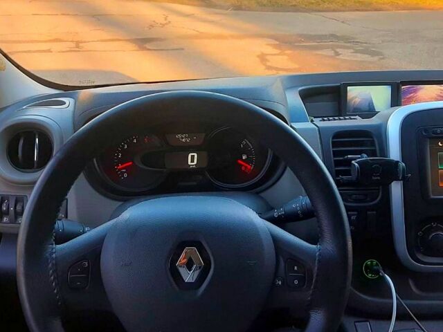 Белый Рено Трафик, объемом двигателя 1.6 л и пробегом 141 тыс. км за 13000 $, фото 2 на Automoto.ua