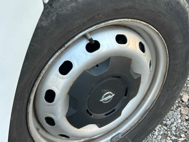 Белый Рено Трафик, объемом двигателя 1.6 л и пробегом 300 тыс. км за 8850 $, фото 1 на Automoto.ua