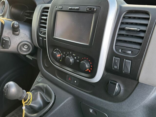 Белый Рено Трафик, объемом двигателя 1.6 л и пробегом 300 тыс. км за 8850 $, фото 4 на Automoto.ua