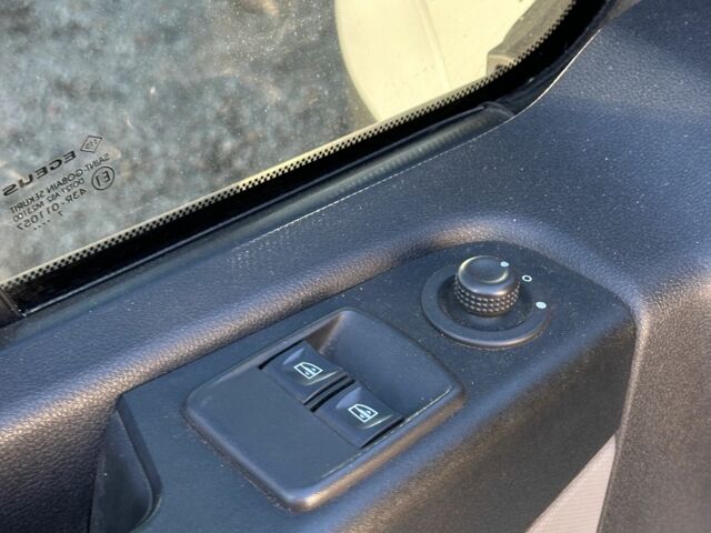 Белый Рено Трафик, объемом двигателя 1.6 л и пробегом 300 тыс. км за 8850 $, фото 6 на Automoto.ua