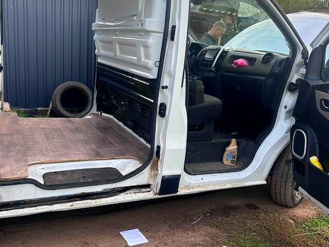 Белый Рено Трафик, объемом двигателя 1.6 л и пробегом 247 тыс. км за 19000 $, фото 4 на Automoto.ua