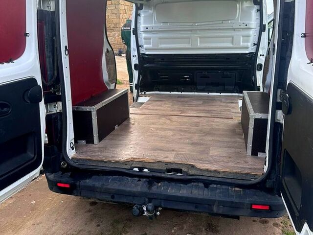 Белый Рено Трафик, объемом двигателя 1.6 л и пробегом 247 тыс. км за 19000 $, фото 1 на Automoto.ua