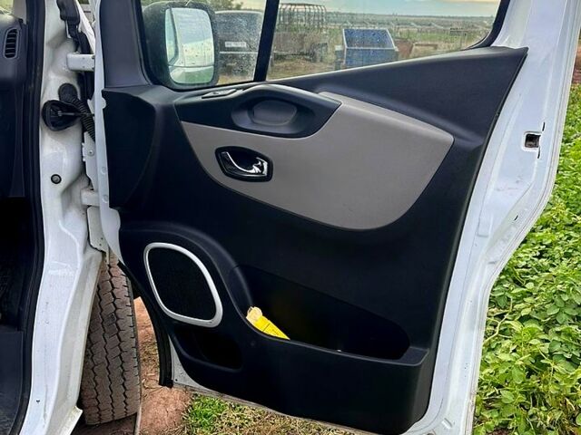 Белый Рено Трафик, объемом двигателя 1.6 л и пробегом 247 тыс. км за 19000 $, фото 7 на Automoto.ua