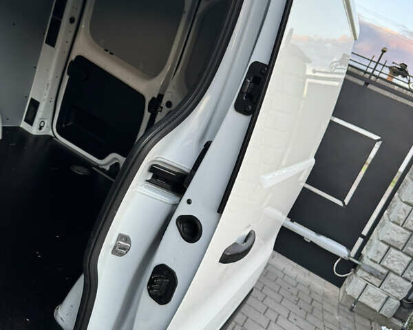 Белый Рено Трафик, объемом двигателя 2 л и пробегом 210 тыс. км за 15900 $, фото 41 на Automoto.ua
