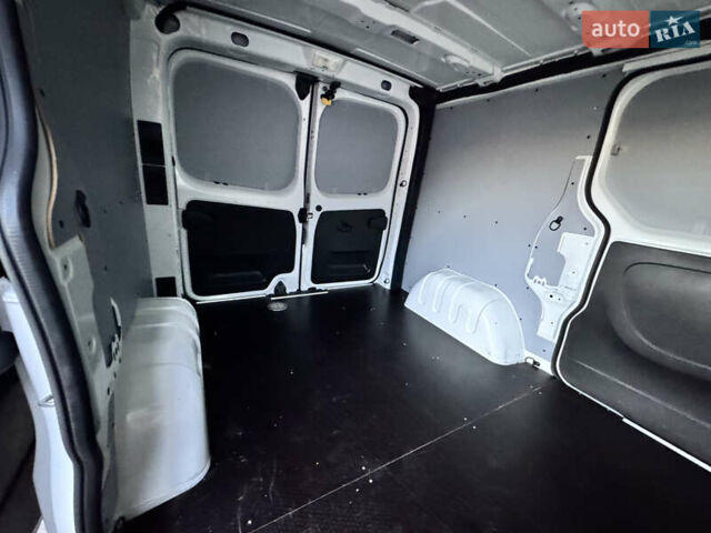 Белый Рено Трафик, объемом двигателя 2 л и пробегом 210 тыс. км за 15900 $, фото 46 на Automoto.ua