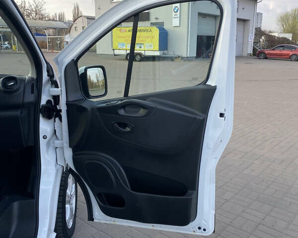Белый Рено Трафик, объемом двигателя 2 л и пробегом 160 тыс. км за 18999 $, фото 81 на Automoto.ua