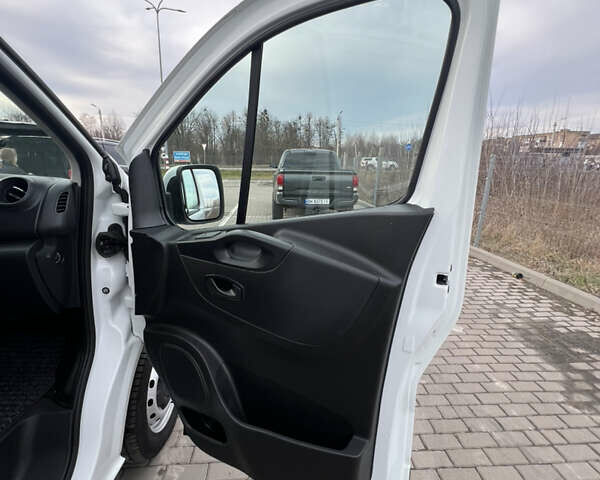 Белый Рено Трафик, объемом двигателя 2 л и пробегом 150 тыс. км за 20000 $, фото 27 на Automoto.ua