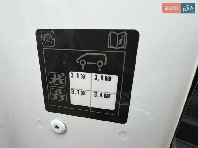Белый Рено Трафик, объемом двигателя 0 л и пробегом 224 тыс. км за 18999 $, фото 18 на Automoto.ua