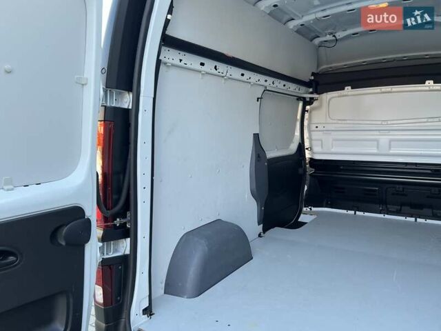 Белый Рено Трафик, объемом двигателя 2 л и пробегом 163 тыс. км за 23499 $, фото 25 на Automoto.ua