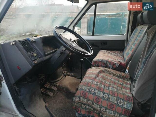 Белый Рено Трафик, объемом двигателя 2.2 л и пробегом 260 тыс. км за 1550 $, фото 3 на Automoto.ua