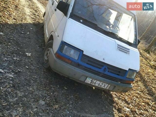 Белый Рено Трафик, объемом двигателя 2.5 л и пробегом 640 тыс. км за 1000 $, фото 5 на Automoto.ua