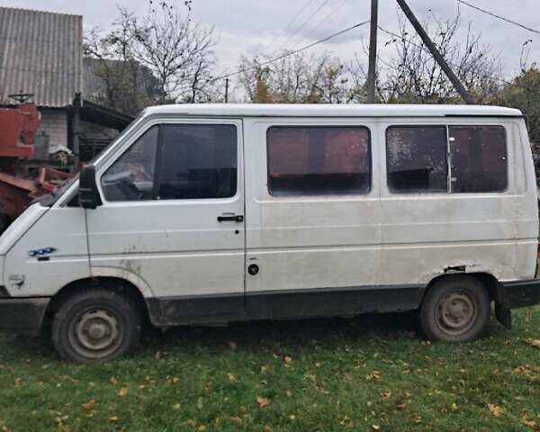 Белый Рено Трафик, объемом двигателя 2.07 л и пробегом 480 тыс. км за 1000 $, фото 1 на Automoto.ua