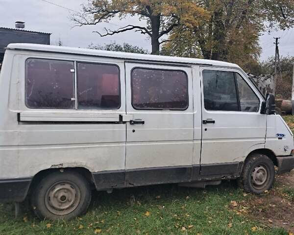 Белый Рено Трафик, объемом двигателя 2.07 л и пробегом 480 тыс. км за 1000 $, фото 3 на Automoto.ua