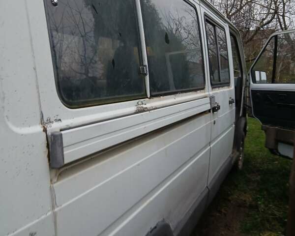 Белый Рено Трафик, объемом двигателя 2.5 л и пробегом 340 тыс. км за 1500 $, фото 2 на Automoto.ua