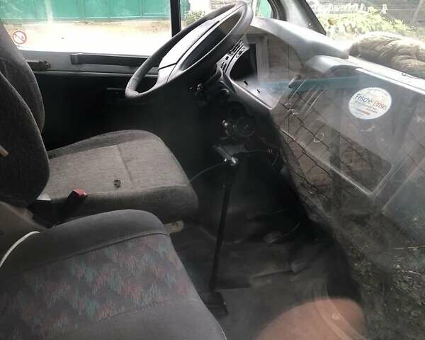 Белый Рено Трафик, объемом двигателя 2.5 л и пробегом 300 тыс. км за 1650 $, фото 3 на Automoto.ua