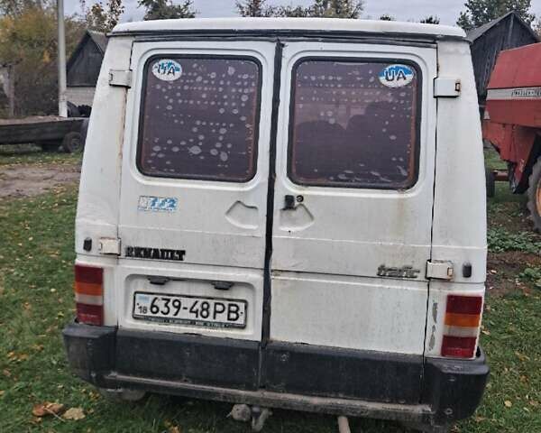Белый Рено Трафик, объемом двигателя 2.07 л и пробегом 480 тыс. км за 1000 $, фото 4 на Automoto.ua