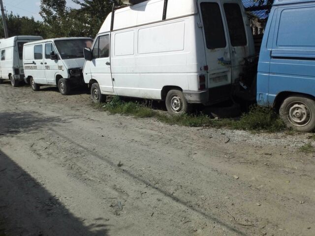 Белый Рено Трафик, объемом двигателя 0 л и пробегом 250 тыс. км за 349 $, фото 2 на Automoto.ua