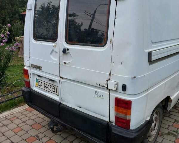 Белый Рено Трафик, объемом двигателя 2.1 л и пробегом 365 тыс. км за 1700 $, фото 2 на Automoto.ua