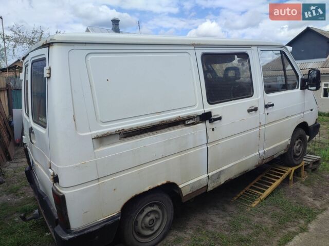 Білий Рено Трафік, об'ємом двигуна 2.1 л та пробігом 460 тис. км за 650 $, фото 2 на Automoto.ua