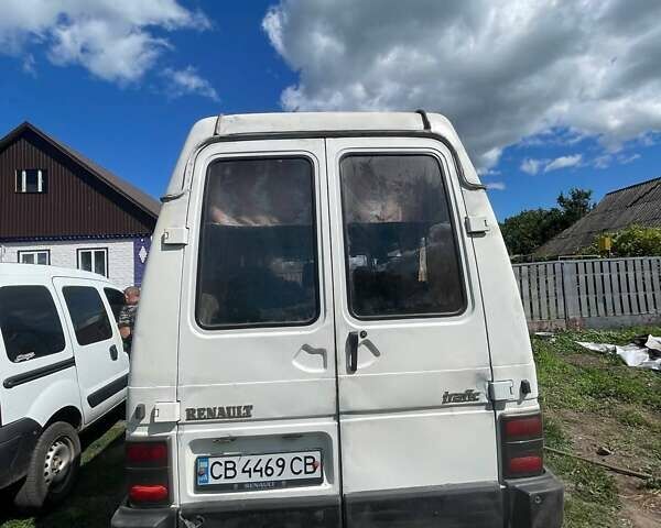 Белый Рено Трафик, объемом двигателя 2.5 л и пробегом 380 тыс. км за 2000 $, фото 4 на Automoto.ua