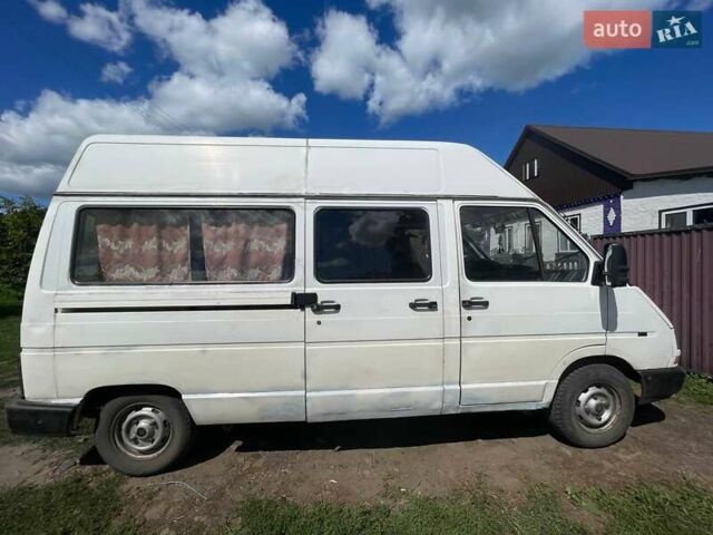 Белый Рено Трафик, объемом двигателя 2.5 л и пробегом 4 тыс. км за 2800 $, фото 1 на Automoto.ua
