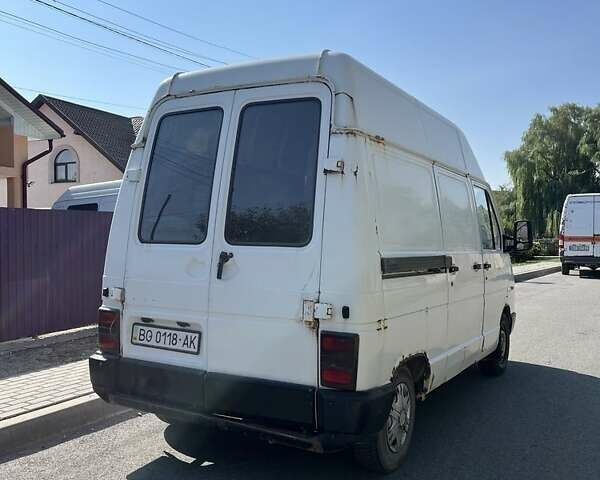 Белый Рено Трафик, объемом двигателя 2.5 л и пробегом 390 тыс. км за 1999 $, фото 2 на Automoto.ua