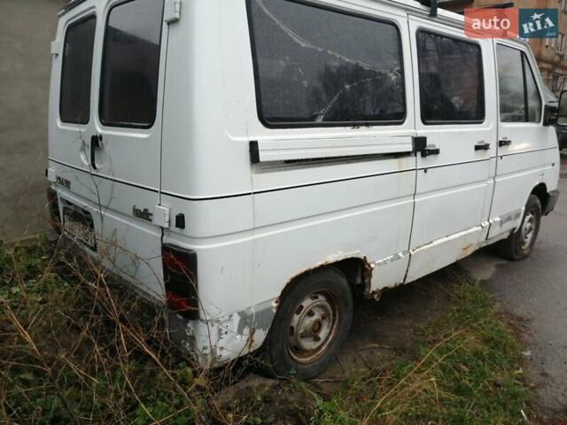 Белый Рено Трафик, объемом двигателя 1.9 л и пробегом 290 тыс. км за 1000 $, фото 2 на Automoto.ua