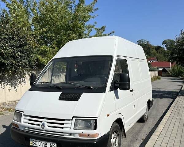 Белый Рено Трафик, объемом двигателя 2.5 л и пробегом 390 тыс. км за 1999 $, фото 1 на Automoto.ua