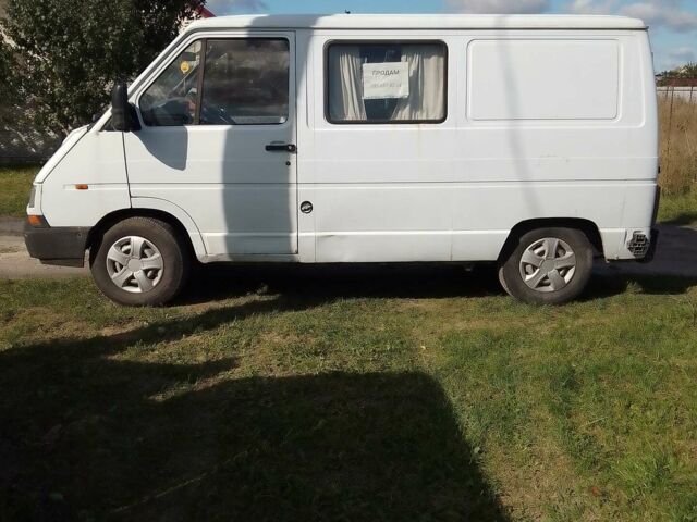 Белый Рено Трафик, объемом двигателя 2.5 л и пробегом 300 тыс. км за 3000 $, фото 3 на Automoto.ua