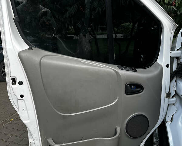 Белый Рено Трафик, объемом двигателя 1.9 л и пробегом 350 тыс. км за 7300 $, фото 10 на Automoto.ua