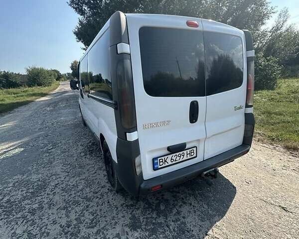 Белый Рено Трафик, объемом двигателя 1.9 л и пробегом 300 тыс. км за 6000 $, фото 2 на Automoto.ua