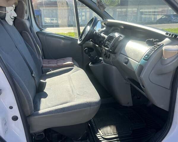 Белый Рено Трафик, объемом двигателя 1.87 л и пробегом 430 тыс. км за 6800 $, фото 2 на Automoto.ua