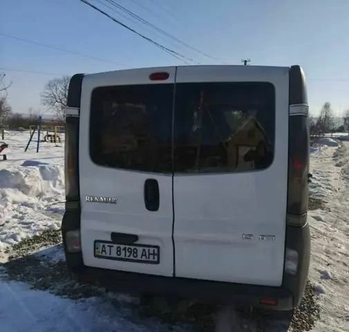 Белый Рено Трафик, объемом двигателя 1.9 л и пробегом 277 тыс. км за 3762 $, фото 4 на Automoto.ua