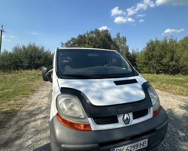 Белый Рено Трафик, объемом двигателя 1.9 л и пробегом 300 тыс. км за 6000 $, фото 1 на Automoto.ua