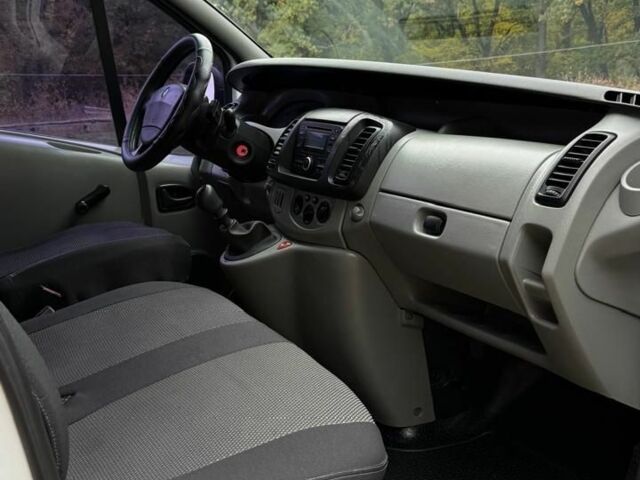 Белый Рено Трафик, объемом двигателя 1.9 л и пробегом 397 тыс. км за 8000 $, фото 18 на Automoto.ua