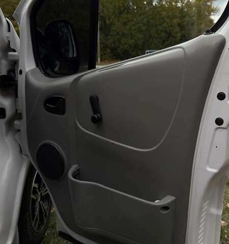 Белый Рено Трафик, объемом двигателя 1.9 л и пробегом 397 тыс. км за 8000 $, фото 18 на Automoto.ua