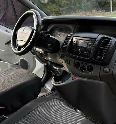 Белый Рено Трафик, объемом двигателя 1.9 л и пробегом 397 тыс. км за 8000 $, фото 10 на Automoto.ua