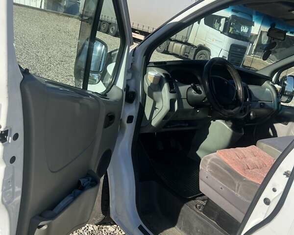 Белый Рено Трафик, объемом двигателя 1.87 л и пробегом 430 тыс. км за 6800 $, фото 1 на Automoto.ua