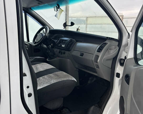 Белый Рено Трафик, объемом двигателя 1.9 л и пробегом 312 тыс. км за 7550 $, фото 6 на Automoto.ua