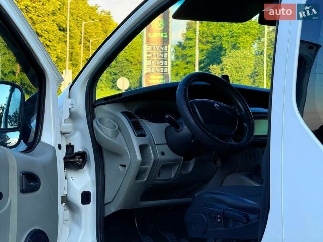 Белый Рено Трафик, объемом двигателя 1.9 л и пробегом 308 тыс. км за 6200 $, фото 16 на Automoto.ua