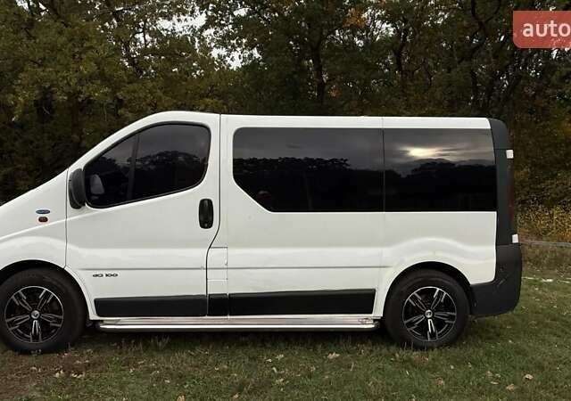 Белый Рено Трафик, объемом двигателя 1.9 л и пробегом 397 тыс. км за 8000 $, фото 1 на Automoto.ua