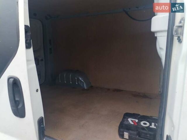 Белый Рено Трафик, объемом двигателя 1.9 л и пробегом 220 тыс. км за 4900 $, фото 4 на Automoto.ua