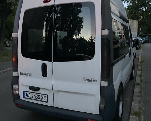 Белый Рено Трафик, объемом двигателя 1.9 л и пробегом 377 тыс. км за 7200 $, фото 2 на Automoto.ua