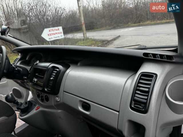 Белый Рено Трафик, объемом двигателя 1.9 л и пробегом 347 тыс. км за 7300 $, фото 49 на Automoto.ua