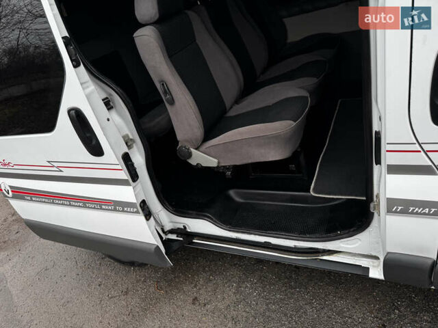 Белый Рено Трафик, объемом двигателя 1.9 л и пробегом 347 тыс. км за 7300 $, фото 54 на Automoto.ua