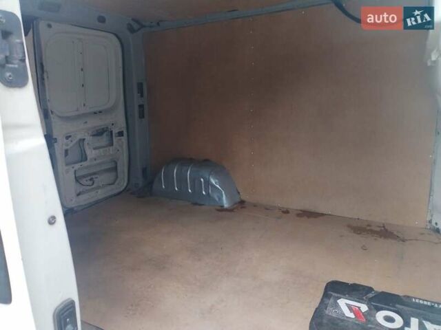 Белый Рено Трафик, объемом двигателя 1.9 л и пробегом 220 тыс. км за 4900 $, фото 3 на Automoto.ua